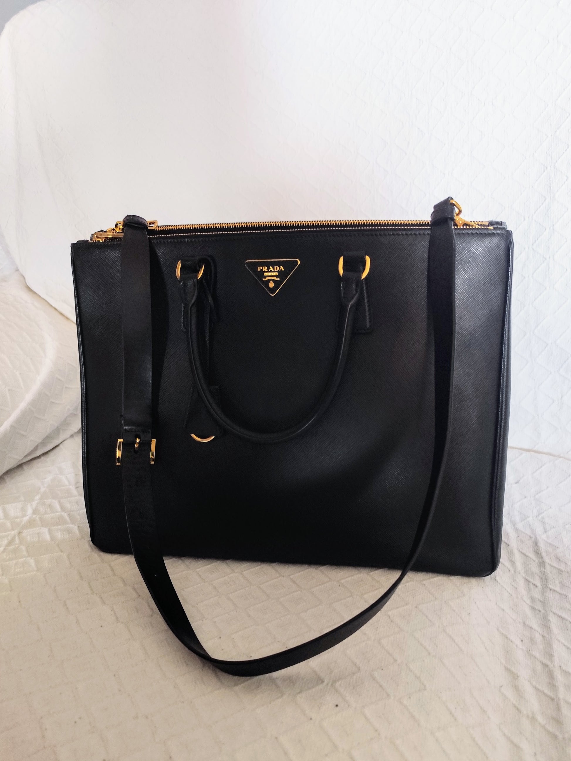 Borsa Prada Galleria XL in pelle nera con dettagli dorati, vista da varie angolazioni