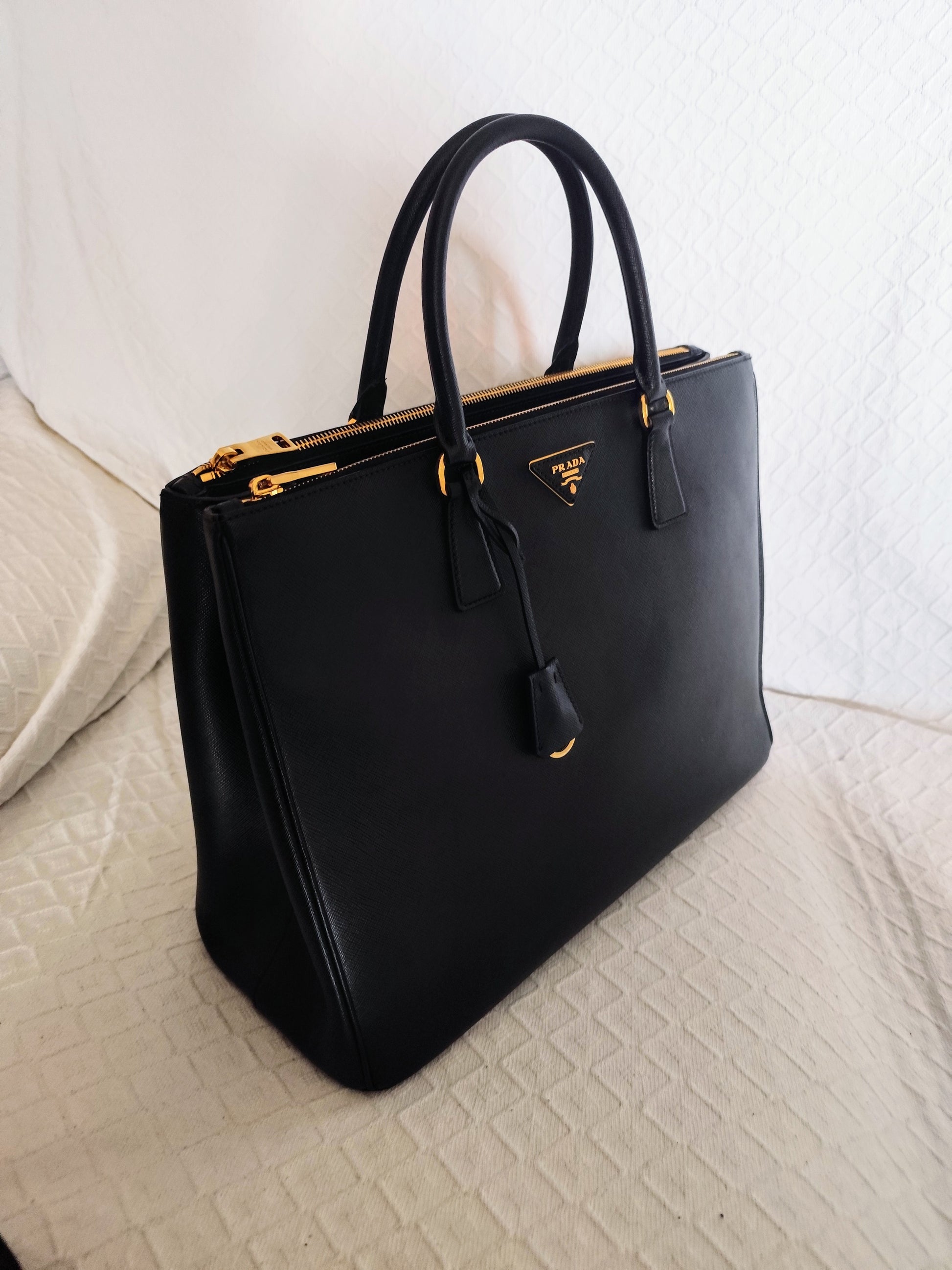 Borsa Prada Galleria XL in pelle nera con dettagli dorati, vista da varie angolazioni