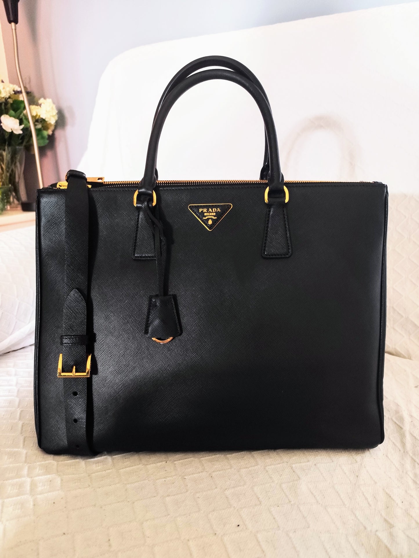 Vista frontale della borsa Prada Galleria XL in pelle nera, manici rigidi e logo centrale