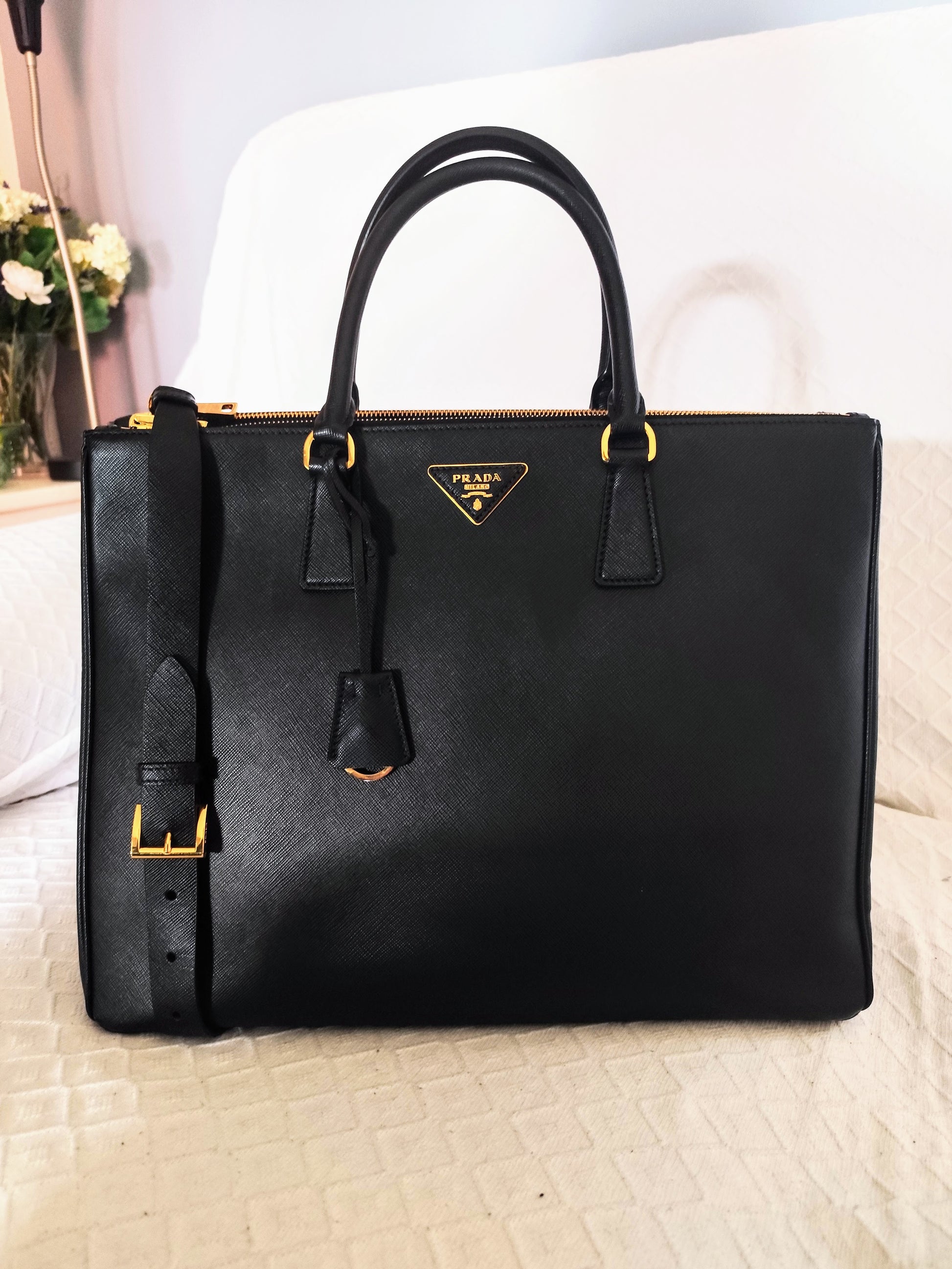 Vista frontale della borsa Prada Galleria XL in pelle nera, manici rigidi e logo centrale