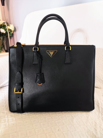 Vista frontale della borsa Prada Galleria XL in pelle nera, manici rigidi e logo centrale